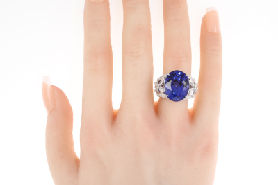 16.48ct Oval Tanzanite and Diamond Ring - 3