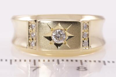 Mens Diamond Ring 18ct yellow gold 14.0g - 2