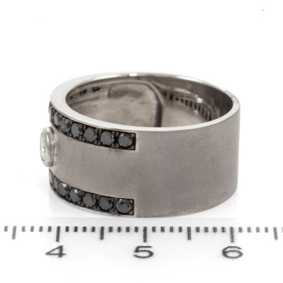 1.01ct Black & White Diamond Ring - 3