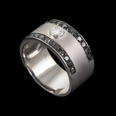 1.01ct Black & White Diamond Ring - 5