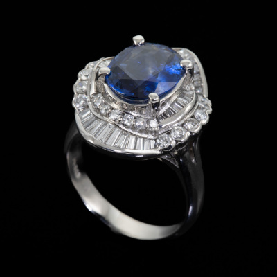 3.22ct Sapphire and Diamond Ring - 6