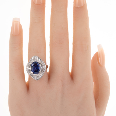 3.22ct Sapphire and Diamond Ring - 7