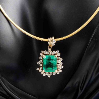 7.07ct Emerald and Diamond Pendant - 9