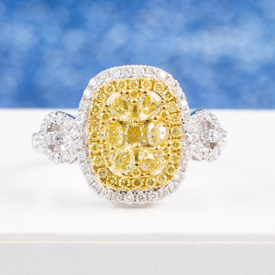 0.95ct Fancy Yellow Diamond Ring - 4