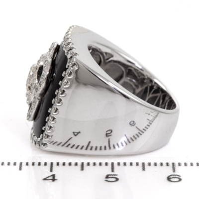 Onyx and Diamond 18ct Ring, 19.3 grams - 3