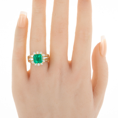 2.98ct Emerald and Diamond Ring - 7