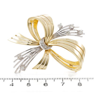 0.33ct Diamond Bow Design Gold Brooch - 2