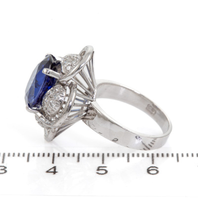 7.40ct Sapphire and Diamond Ring - 3