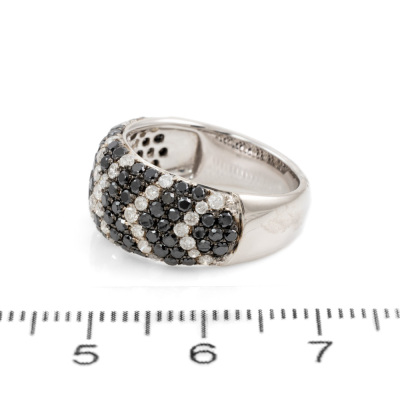 1.72ct Black and White Diamond Ring - 3